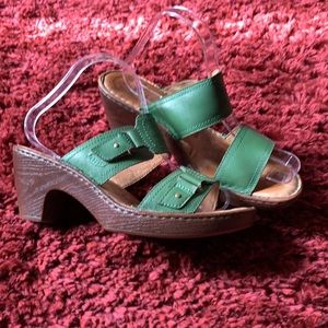 Born BOC Green platform slides leather Sandals size 9
